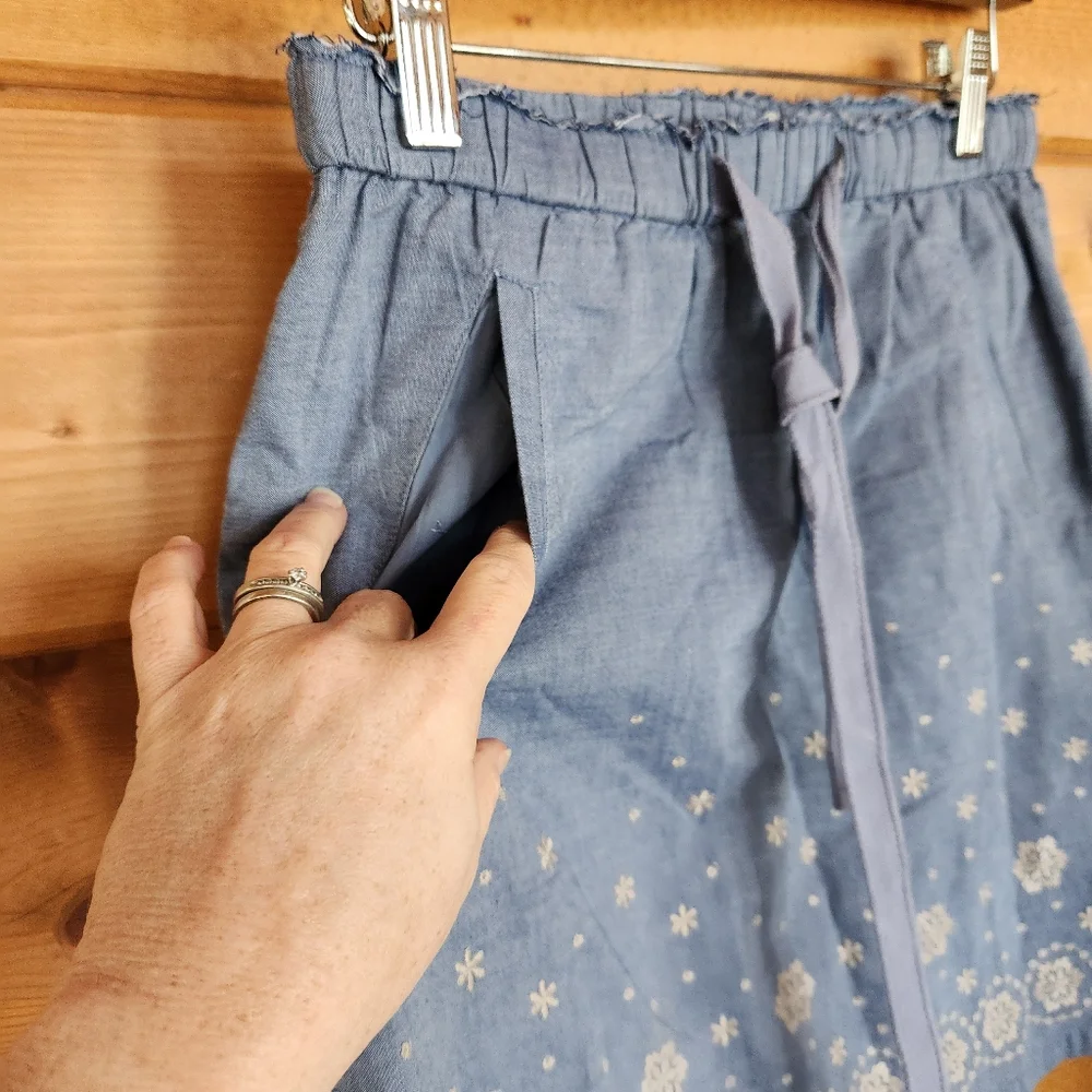 Ann Taylor Loft 💜 Blue Floral Embroidered Chambray‎ Skirt Stretch Pockets Sz 0